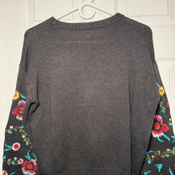 Cloth by Design Women’s Medium Grey Floral Embroidered Heavy Sweater - Picture 8 of 8